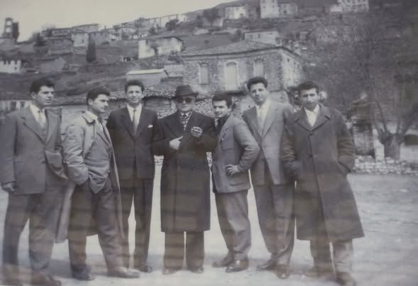 58ο: Ο γιατρός Πετεινάρας με νέους του χωριού... Facebook Image