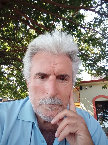 58ο: Ο γιατρός Πετεινάρας με νέους του χωριού... Facebook Image
