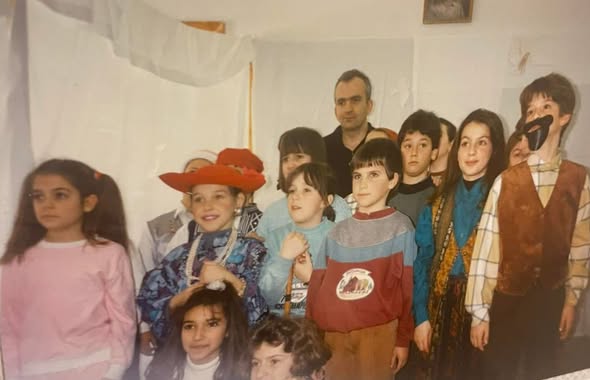 Οι μαθήτριες δεν ξεχνούν τον δάσκαλό τους Λάμπρο... Facebook Image
